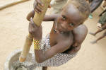Unterernährtes Mädchen in Niger (Foto: ILRI/Stevie Mann) Unterernährtes Mädchen in Niger