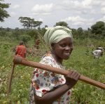 Frauenpower auf dem Feld (Foto: Sean Sprague/CARITAS) Frau