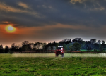 Pestizide auf dem Acker (Foto: Will Fuller, spray, https://bit.ly/3h2JHnE, https://creativecommons.org/licenses/by-nc-nd/2.0/) Glyphosat