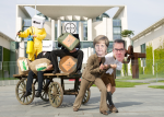 Vor dem Karren der Agrar-konzerne (Foto: Swen Siewert) Merkel