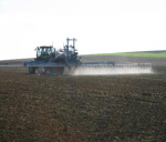 Monsanto vertreibt nicht nur Gentechnik, sondern auch chemische Spritzmittel (Foto: Uwe Steinbrich / pixelio.de) Pestizid Pestizide Acker Spritzmittel Traktor Gift 2