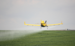 Gift aus der Luft (Foto: cdn-pix, crop duster, bit.ly/1_CC_BY-NC_2-0, bit.ly/cdn-pix) Cropduster
