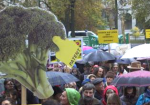 Im Oktober demonstrierten 300 Menschen gegen Patente auf Pflanzen und Tiere in München. Foto: no-patents-on-seeds.org Demo gegen Patente auf Leben