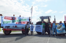 Ein Traktor und 40 Aktivisten blockierten die Hafenzufahrt (Foto: P. Brändle) Ein Traktor und 40 Aktivisten blockierten die Hafenzufahrt (Foto: P. Brändle)