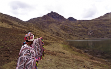 Andean potato farmer points to once ice-covered peaks (Photo: A. Beck) Potato
